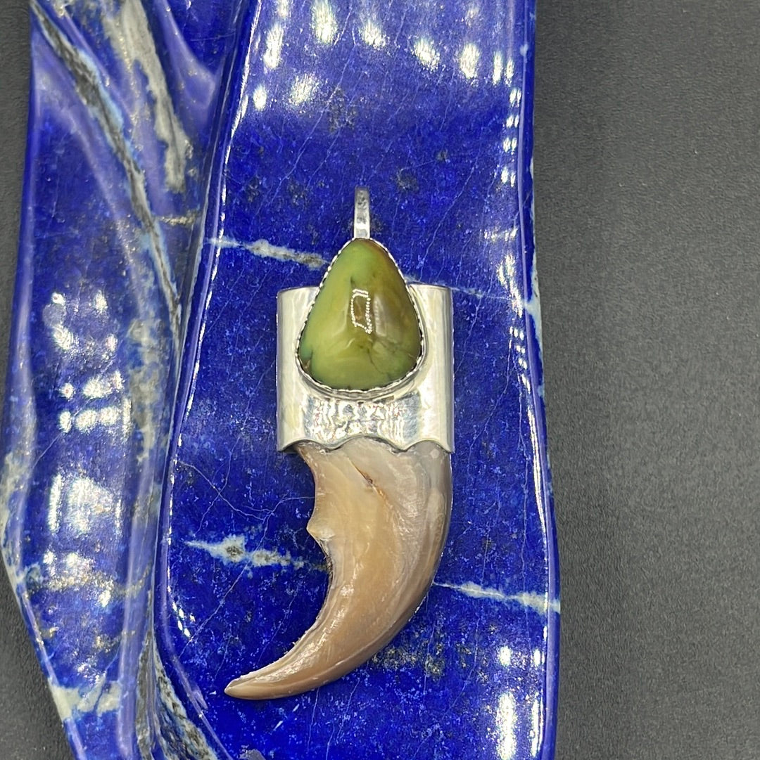colorado-turquoise-bear-claw-pendant-zia-mountain