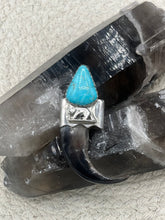 Load image into Gallery viewer, Carico Lake Turquoise Bear Claw Pendent
