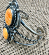 Load image into Gallery viewer, Spiny Oyster Navajo SS bracelet
